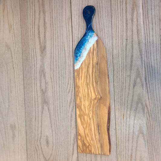 Resin Art Ocean Wave olive wood board (Maria Hostage/Java Lou Studio) OL